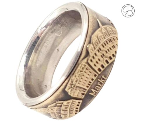 Entdecke den Zauber von Naumburg/Saale mit unserem einzigartigen Stadtring, der in stilvollem Vintage-Design gehalten ist. Dieser handgefertigte Ring besteht aus hochwertigem 925er Silber und einer einzigartigen Münze aus Messing, die die Geschichte und Kultur dieser faszinierenden Stadt verkörpert. Produktdetails: Gravurtext: Individuell nach deinen Wünschen Style: Vintage Material: 925er Silber und Messing-Münze Stärke: ca. 2,0 mm Breite: ca. 9,0 mm Bitte beachte, dass das Beispielbild lediglich als Referenz dient und die Form sowie die Farbe des Rings leicht abweichen können. So erhältst du ein ganz persönliches Kunstwerk, das nicht nur ein modisches Statement setzt, sondern auch eine Verbindung zu Naumburg/Saale darstellt. Perfekt für alle, die lokale Geschichte und Handwerkskunst schätzen!