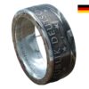 Der Münzring mit dem Motiv des "Deutschen Bundesadlers" ist wirklich ein außergewöhnliches Schmuckstück, das nicht nur durch seine handwerkliche Qualität, sondern auch durch seine symbolische Bedeutung besticht. Die Verwendung von 925er Silber verleiht dem Ring sowohl eine edle Optik als auch eine hohe Wertbeständigkeit. Hier sind einige interessante Aspekte zu diesem Ring: Design und Symbolik: Der Bundesadler ist ein wichtiges nationales Symbol Deutschlands, das für Stärke und Verbundenheit steht. Als Motiv auf diesem Ring wird er zu einem getragenen Zeichen der Identität und Zugehörigkeit. Individuelle Anpassungsmöglichkeiten: Die Möglichkeit, den Gravurtext anzupassen, macht diesen Ring besonders persönlich. Ob für einen besonderen Anlass oder als individuelle Erinnerung – die Gravur verleiht dem Schmuckstück eine zusätzliche emotionale Ebene. Perfektes Geschenk: Ob zu Geburtstagen, Jubiläen oder anderen besonderen Anlässen – dieser Ring ist eine zeitlose und bedeutungsvolle Geschenkidee, die sicherlich gut ankommen wird. Besonderheiten der Handarbeit: Da jedes Stück individuell gefertigt wird, erhält jeder Ring einen einzigartigen Charakter. Das bedeutet, dass der Ring nicht nur ein Schmuckstück ist, sondern auch ein Unikat. Wenn Sie auf der Suche nach einem besonderen Schmuckstück sind, das sowohl stilvoll als auch von persönlicher Bedeutung ist, ist dieser Münzring eine fantastische Wahl!
