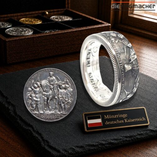 Münzring Kaiserzeit aus 900er Silber – Handgefertigtes Unikat mit Rhodinierung Dieser edle Münzring aus einer originalen Silbermünze der Kaiserzeit verbindet historische Handwerkskunst mit modernem Schmuckdesign. Aus einer echten 900er Silbermünze entsteht in sorgfältiger Handarbeit ein außergewöhnlicher Ring, der Geschichte, Eleganz und Individualität in sich vereint. Die hochwertige Rhodinierung verleiht dem Münzring einen brillanten Glanz und schützt die Oberfläche zusätzlich vor dem Anlaufen. Dadurch bleibt die edle Optik des Rings besonders lange erhalten. Historischer Münzring mit zeitlosem Charakter Jeder Münzring wird aus einer originalen Münze der Kaiserzeit gefertigt und trägt damit die Spuren einer vergangenen Epoche in sich. Die Verbindung aus historischem Material und moderner Verarbeitung macht diesen Ring zu einem besonderen Schmuckstück für Damen und Herren. Ob als stilvolles Accessoire, Sammlerstück oder persönliches Erinnerungsstück – dieser handgefertigte Münzring zieht die Blicke auf sich. Produktdetails Originale Münze 2 Mark aus der Kaiserzeit Material: 900er Silber Oberfläche: Rhodiniert Breite: ca. 10 mm Stärke: ca. 2 mm Individuelle Wunschgravur möglich Handgefertigte Einzelanfertigung Persönliche Gravur für Ihr Unikat Verleihen Sie Ihrem Münzring eine persönliche Bedeutung. Mit einer individuellen Gravur können Namen, Initialen, besondere Daten oder persönliche Botschaften dauerhaft verewigt werden. Hochwertige Verarbeitung Die Rhodinierung sorgt nicht nur für einen besonders hellen Silberglanz, sondern schützt den Ring auch vor äußeren Einflüssen. Dadurch eignet sich der Münzring hervorragend für den täglichen Gebrauch. Ein besonderes Geschenk mit Geschichte Dieser historische Münzring ist eine außergewöhnliche Geschenkidee für Geburtstage, Jubiläen, Hochzeiten oder andere besondere Anlässe. Er verbindet Tradition, Wertigkeit und Individualität auf einzigartige Weise. Ihre Vorteile auf einen Blick ✔ Handgefertigter Münzring aus originaler Kaiserzeit-Münze ✔ Hochwertiges 900er Silber ✔ Edle rhodinierte Oberfläche ✔ Individuelle Wunschgravur möglich ✔ Historisches Schmuckstück mit besonderem Charakter ✔ Für Damen und Herren geeignet ✔ Jedes Exemplar ein handgefertigtes Unikat Mit diesem exklusiven Münzring aus der Kaiserzeit tragen Sie ein Stück Geschichte stilvoll an Ihrer Hand.