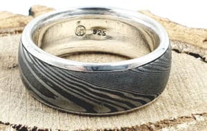 "Damaszener Stahl Ring kombiniert mit massivem Silber personalisierbar"<br>wurde zur Wunschliste hinzugefügt