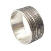 Individueller Silberschmuck: Lassen Sie sich von dem gehämmerten Design dieses personalisierbaren Silberrings verzaubern! – Bild 4