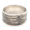 Individueller Silberschmuck: Lassen Sie sich von dem gehämmerten Design dieses personalisierbaren Silberrings verzaubern! – Bild 5