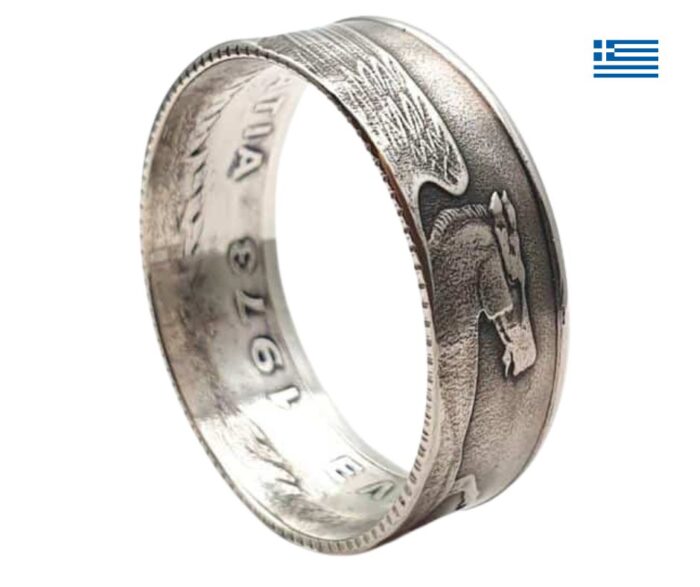 Wunderschöner Münzring aus einer original griechischen 10 Drachmen Münze mit Pegasus Entdecken Sie die zeitlose Schönheit unseres handgefertigten Münzrings, der aus einer originalen griechischen 10 Drachmen Münze gefertigt ist. Dieser Ring ist nicht nur ein Schmuckstück, sondern auch ein Stück Geschichte, das die legendäre Figur des Pegasus zeigt. Produktdetails: Breite: ca. 8,0 mm Stärke: ca. 1,5 mm Material: Neusilber Dieser Münzring ist ein einzigartiges Accessoire, das jedem Outfit einen Hauch von Eleganz verleiht. Hinweis: Die Bilder sind Beispielbilder; Form und Farbe können leicht abweichen. Lassen Sie sich von der Schönheit und dem Charme dieses besonderen Rings verzaubern!