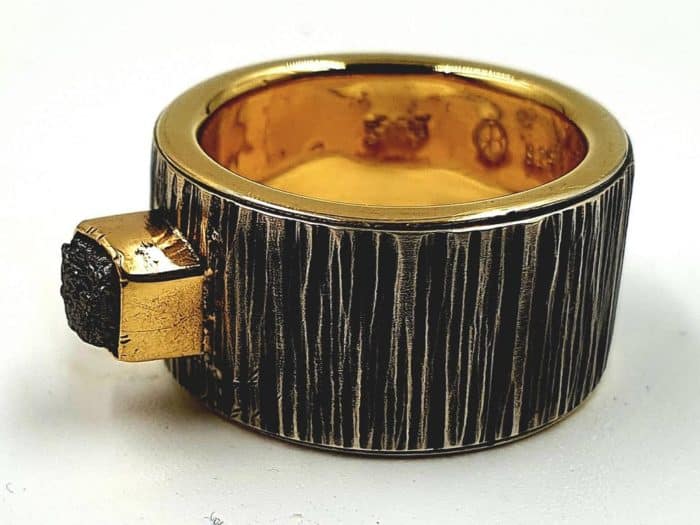 Silberring Baumrindenoptik mit Goldeinlage und Rohdiamant