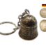 Diese einzigartige Glocke ist nicht nur ein dekoratives Element, sondern auch ein faszinierendes Gesprächsthema. Handgefertigt aus vier originalen 20 Pfennig Münzen der DDR, verbindet sie Geschichte und Kunst in einem stilvollen Design. Die sorgfältige Verarbeitung und das präzise Löten der Münzen sorgen dafür, dass jede Glocke ein unverwechselbares Stück ist. Der innere Klöppel produziert einen klaren, melodischen Klang, der perfekt für verschiedene Anlässe geeignet ist – sei es als dekorativer Akzent in Ihrem Wohnraum oder als einzigartiges Geschenk. Details im Überblick: Höhe: ca. 5,0 cm Breite: ca. 2,5 cm Material: Messing Bitte beachten Sie, dass die Beispielbilder in Form und Farbe abweichen können. Dies macht jedes Stück zu einem individuellen Kunstwerk, das seine eigene Geschichte erzählt. Verleihen Sie Ihrem Zuhause mit dieser besonderen Glocke einen Hauch von Nostalgie und Handwerkskunst! Ideal für Sammler oder Liebhaber von einzigartigen, handgefertigten Objekten.