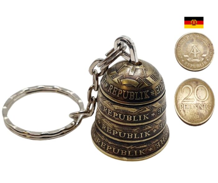 Diese einzigartige Glocke ist nicht nur ein dekoratives Element, sondern auch ein faszinierendes Gesprächsthema. Handgefertigt aus vier originalen 20 Pfennig Münzen der DDR, verbindet sie Geschichte und Kunst in einem stilvollen Design. Die sorgfältige Verarbeitung und das präzise Löten der Münzen sorgen dafür, dass jede Glocke ein unverwechselbares Stück ist. Der innere Klöppel produziert einen klaren, melodischen Klang, der perfekt für verschiedene Anlässe geeignet ist – sei es als dekorativer Akzent in Ihrem Wohnraum oder als einzigartiges Geschenk. Details im Überblick: Höhe: ca. 5,0 cm Breite: ca. 2,5 cm Material: Messing Bitte beachten Sie, dass die Beispielbilder in Form und Farbe abweichen können. Dies macht jedes Stück zu einem individuellen Kunstwerk, das seine eigene Geschichte erzählt. Verleihen Sie Ihrem Zuhause mit dieser besonderen Glocke einen Hauch von Nostalgie und Handwerkskunst! Ideal für Sammler oder Liebhaber von einzigartigen, handgefertigten Objekten.