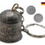 Münzglocke aus 1 und 2 DM Münzen – Ein einzigartiges Sammlerstück Entdecken Sie die faszinierende Münzglocke, die aus originalen 1 und 2 DM Münzen gefertigt ist. Dieses handgefertigte Kunstwerk vereint nostalgischen Charme mit funktionalem Design und ist ein wunderbares Deko-Element für Ihr Zuhause oder ein außergewöhnliches Geschenk für Münzliebhaber. Produktdetails: Material: Original 1 und 2 DM Münzen Höhe: ca. 10 cm Durchmesser: ca. 7 cm Besonderheiten: Jede Glocke ist ein Unikat, das die Geschichte der Deutschen Mark in sich trägt. Die Münzglocke erzeugt einen sanften Klang und wird sicherlich zum Gesprächsthema in jedem Raum. Sie ist nicht nur dekorativ, sondern auch eine wunderbare Möglichkeit, die Erinnerungen an die DM-Zeit lebendig zu halten. Hinweis: Die Bilder sind Beispielbilder; die Form und Farbe der Münzen können leicht abweichen. Bringen Sie mit dieser einzigartigen Münzglocke einen Hauch von Nostalgie in Ihr Zuhause oder überraschen Sie einen Freund mit einem ganz besonderen Geschenk!