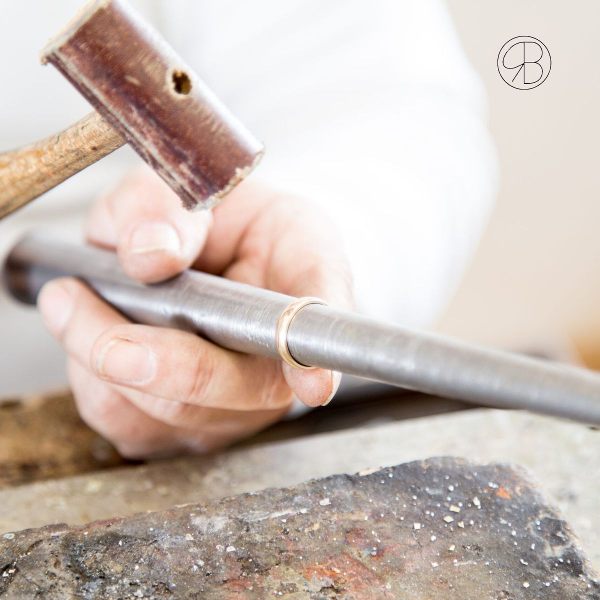 585 (9) Bild: Model Thomas Kunz trägt Münzringe (Foto: Adriana Anna)